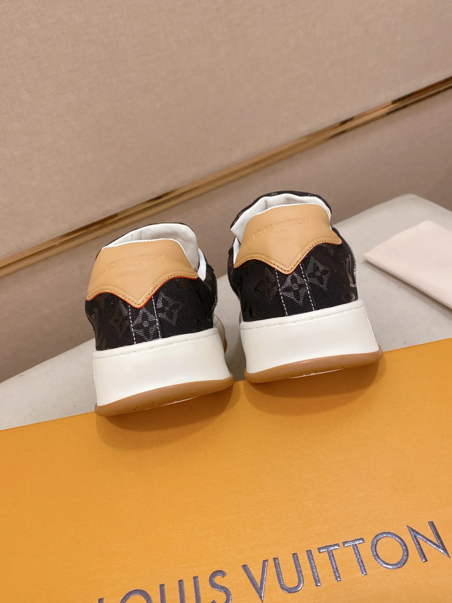 Factory price: 480💰 LV 🫏The colorful interpretation of BUTTERSOFT sneakers combines sheepskin, The colorful interpretation of LV BUTTERSOFT sneakers combines sheepskin and calfskin for a super soft feel. Designed by Pharrell Williams, this '60s-inspired shoe features a padded upper that's been crafted by Louis Vuitton craftsmen to further enhance the comfort of the leather. In addition to the LV initials, it features multiple signatures, including natural leather trim and an embossed pattern of Pharrell Williams and lobster on the side, referencing the Fall/Winter 2025 men’s show. A must-have artifact for fashionistas✅ Code number 38-44